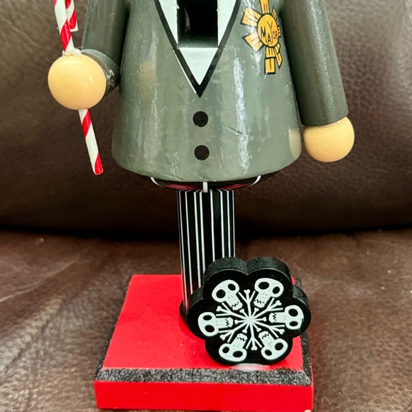 The Mayor with Candy Cane Wooden Nutcracker Disney A Nightmare Before Christmas - Picture 5 of 15